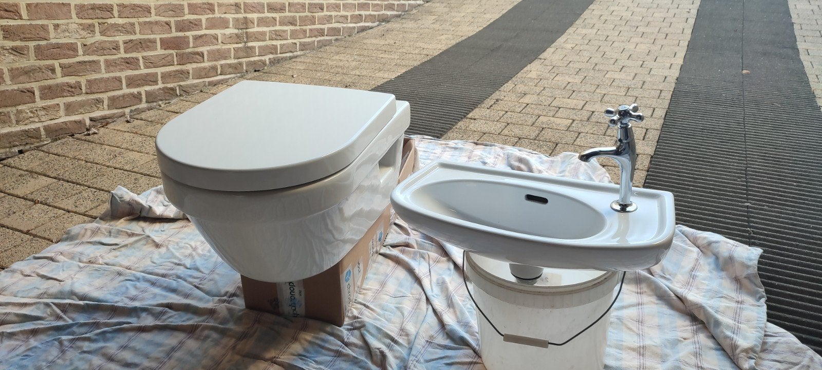 toilet met wasbakje, Ophalen, Zo goed als nieuw