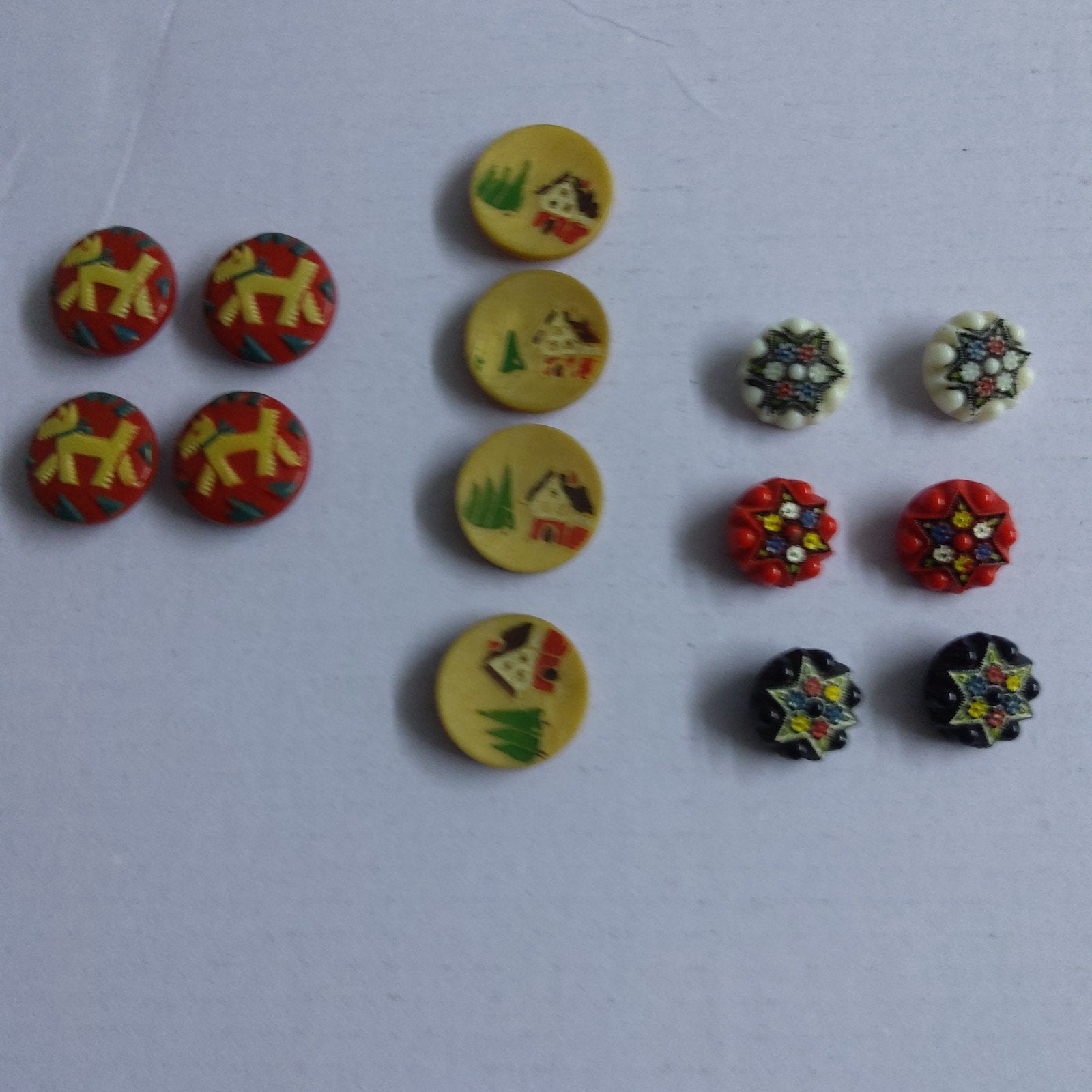 14 vintage knopen met motiefjes. jaren 40/50. Ook apart TK., Hobby en Vrije tijd, Ophalen of Verzenden, Gebruikt, Knoop of Knopen