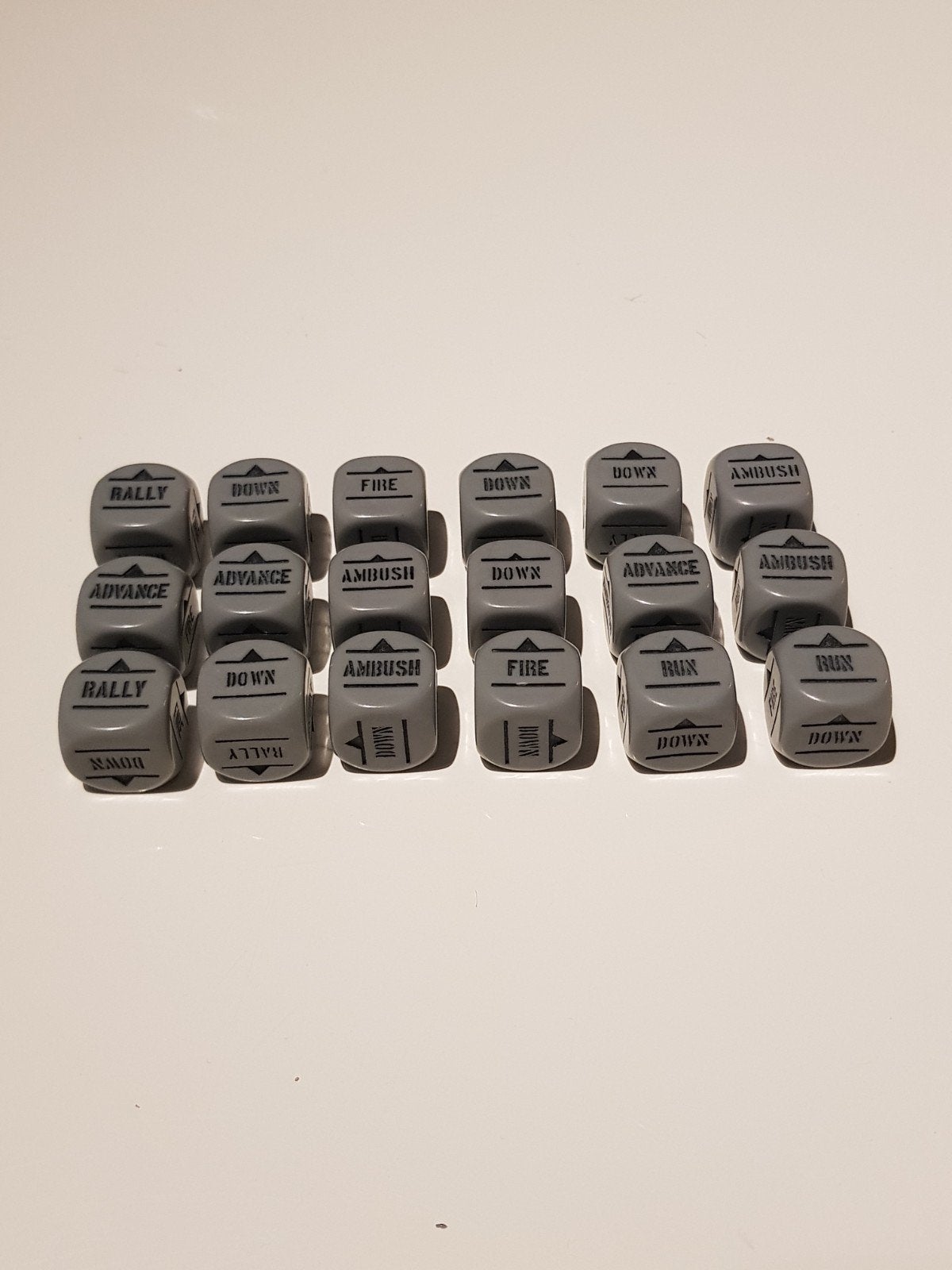 Jeux Warlord : Bolt Action : ordre des dés, gris, 18 pièces, Enlèvement ou Envoi, Comme neuf, Autres types, Accessoires