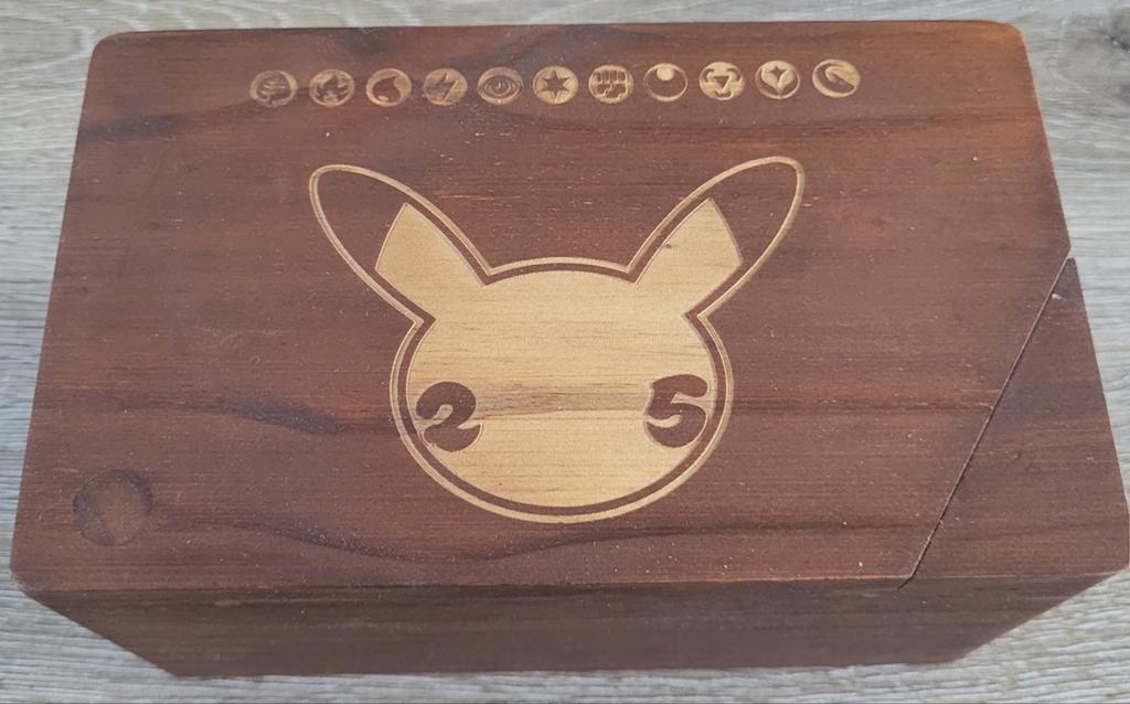 Pokémon: 25th Celebration Deck Box (hout), Ophalen of Verzenden, Gebruikt, Overige typen