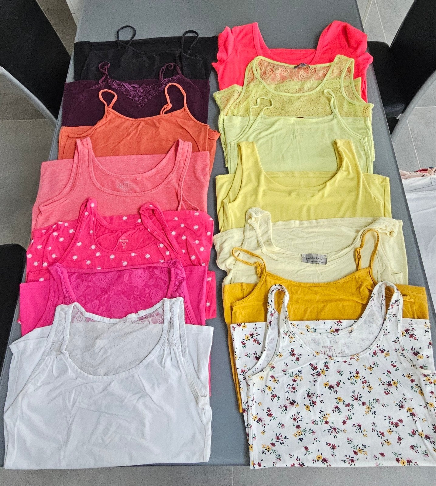 57 stuks T-shirt/topjes voor dames maat S-M-L, Vêtements | Femmes, Packs de vêtements pour femmes, Enlèvement ou Envoi