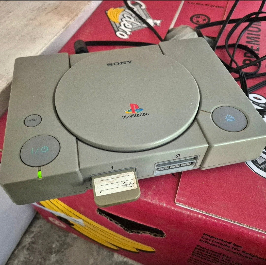 Playstation 1, Games en Spelcomputers, Ophalen of Verzenden, Gebruikt, Met 1 controller, Met geheugenkaart