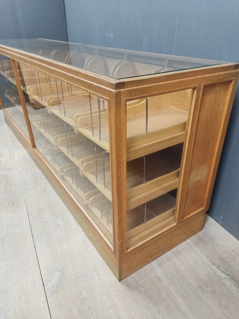 Comptoir vintage en chêne avec 21 tiroirs, vitrine, Enlèvement ou Envoi