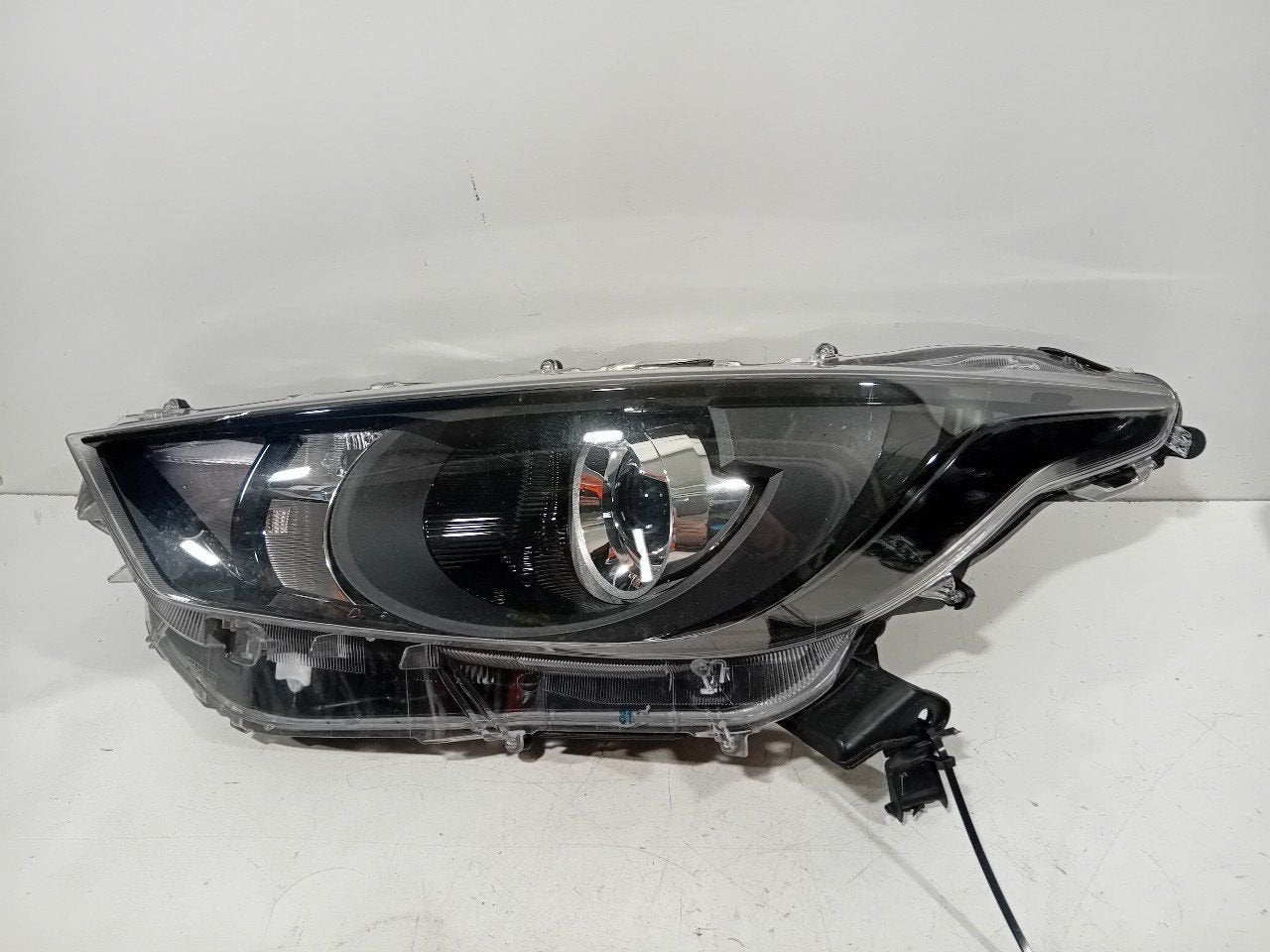 Koplamp links Toyota Yaris, Onderdelen@venauto.nl, Van der Ven Autorecycling B.V., Ettenseweg 76, 4706 PB Roosendaal, The Netherlands