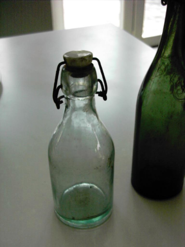 Set 2 oude flessen glas met beugelstop, Ophalen of Verzenden