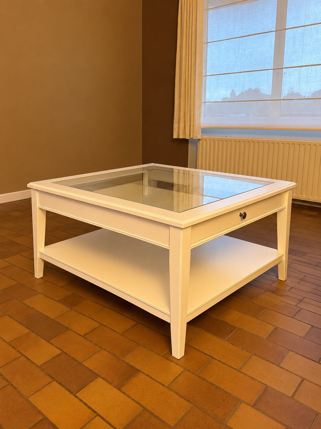 Stijlvolle witte salontafel met glazen blad en lade, Maison & Meubles, Enlèvement, Utilisé