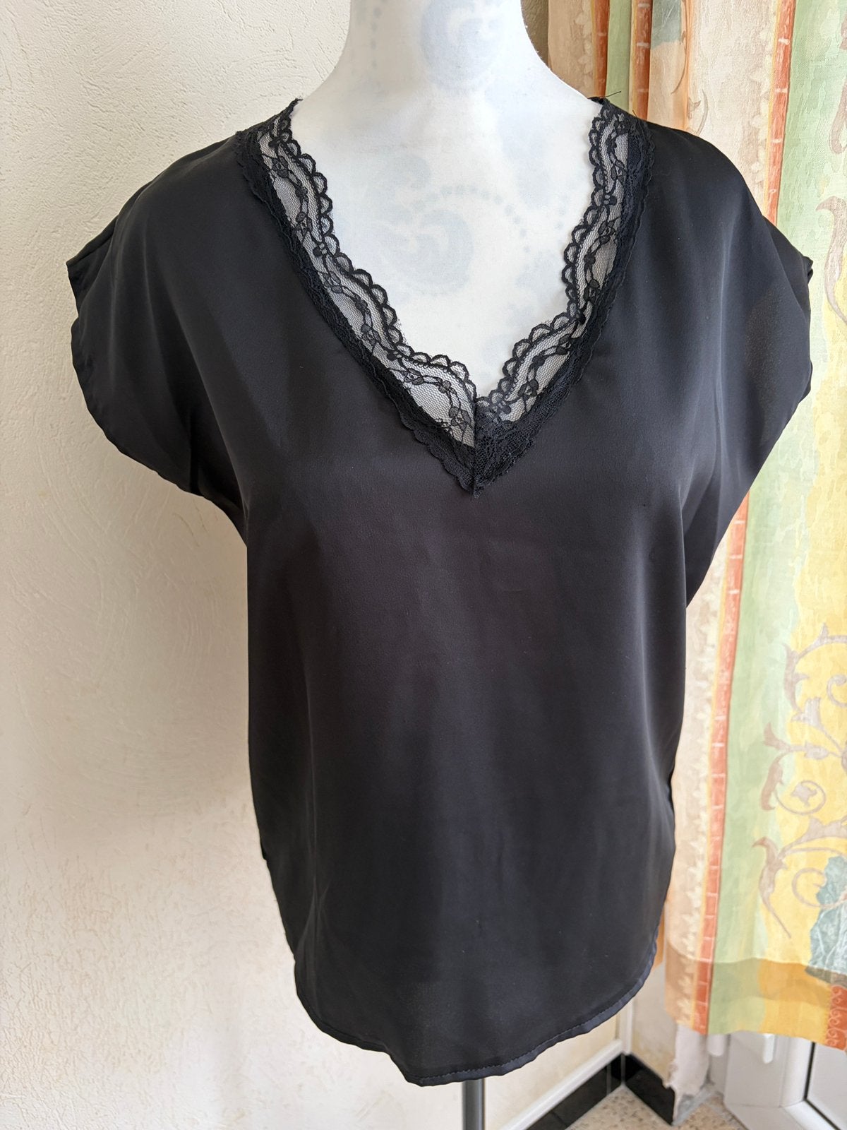Top / Blouse noire col V dentelle Made in Italy T. Unique, Enlèvement ou Envoi, Comme neuf