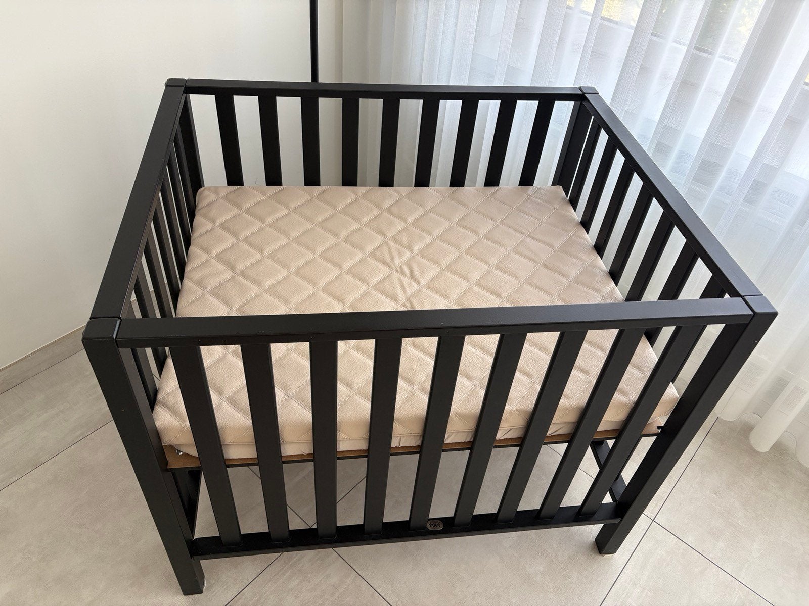 Houten babybox / park – zwart – zeer goede staat, Ophalen, Zo goed als nieuw, In hoogte verstelbaar