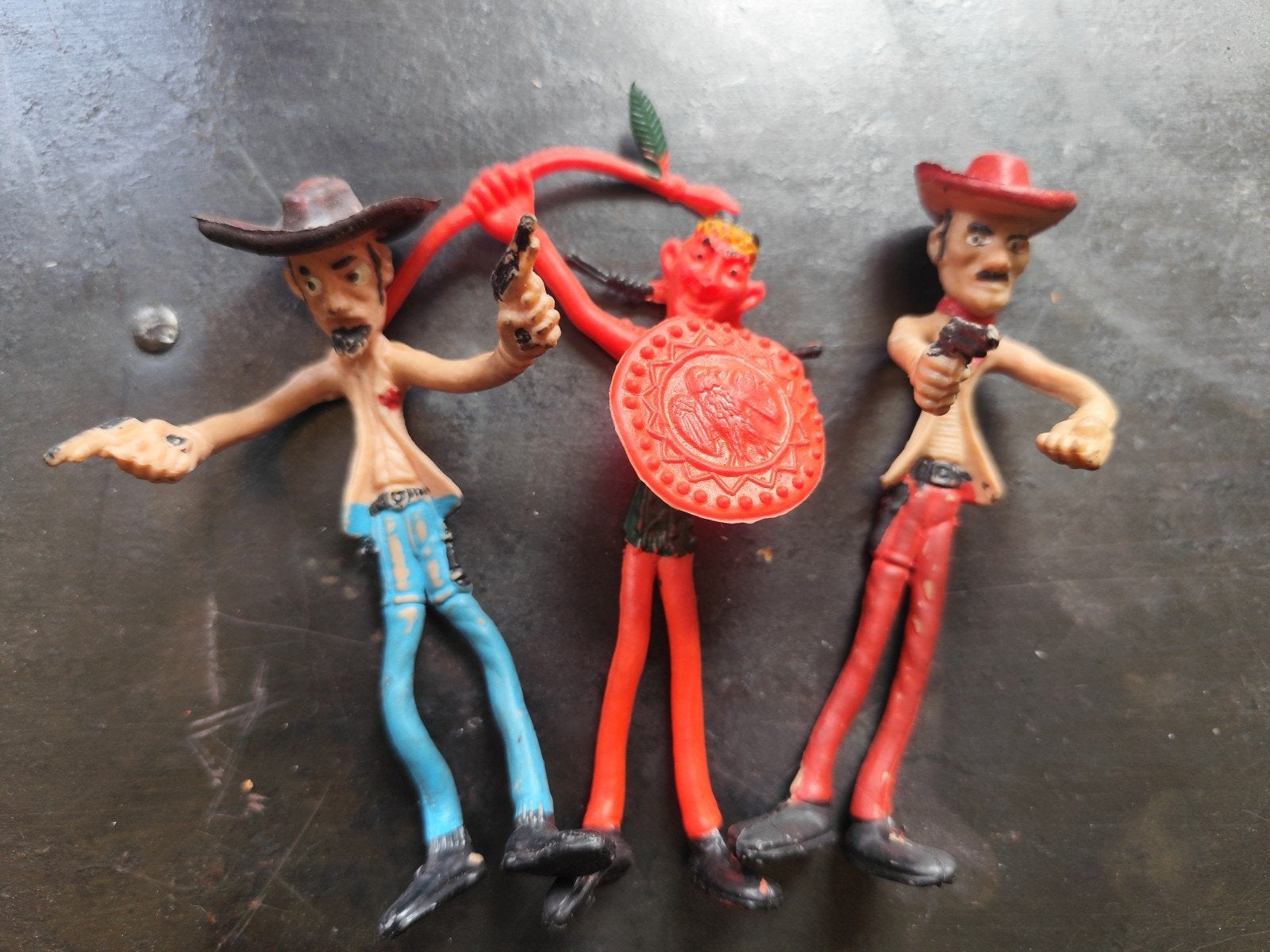 Lot de 4 figurines vintage "Western" - Cow-boys et Indien, Enfants & Bébés, Jouets | Figurines, Enlèvement ou Envoi