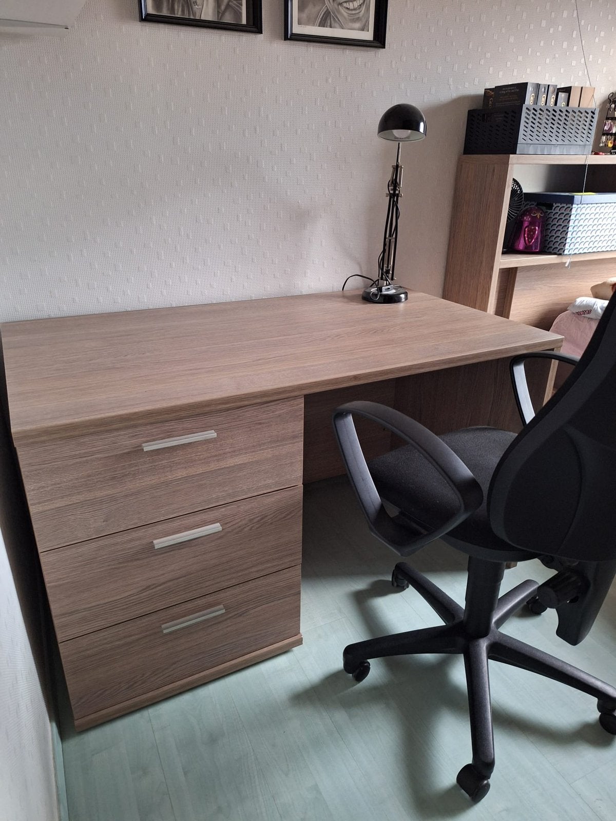 Bruine houten bureau + zwarte bureaustoel, Ophalen, Gebruikt, 74 cm, Schoolbureau