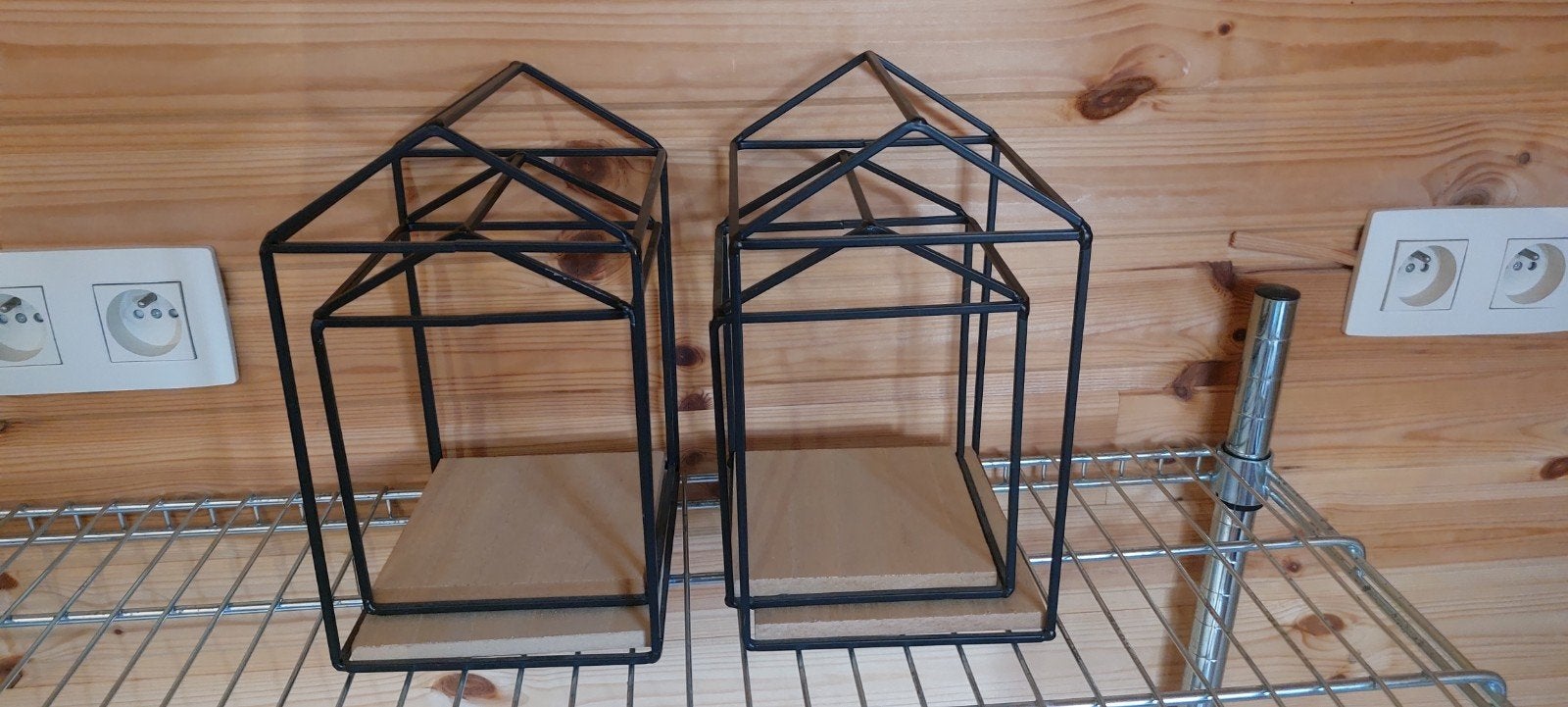 set van twee decoratieve metaal-met-houten huisjes, Ophalen