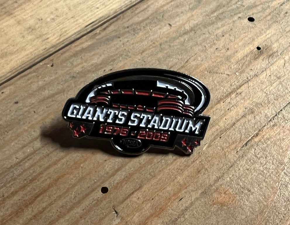 pin Gaint Stadium, Verzamelen, Speldjes, Pins en Buttons, Ophalen of Verzenden