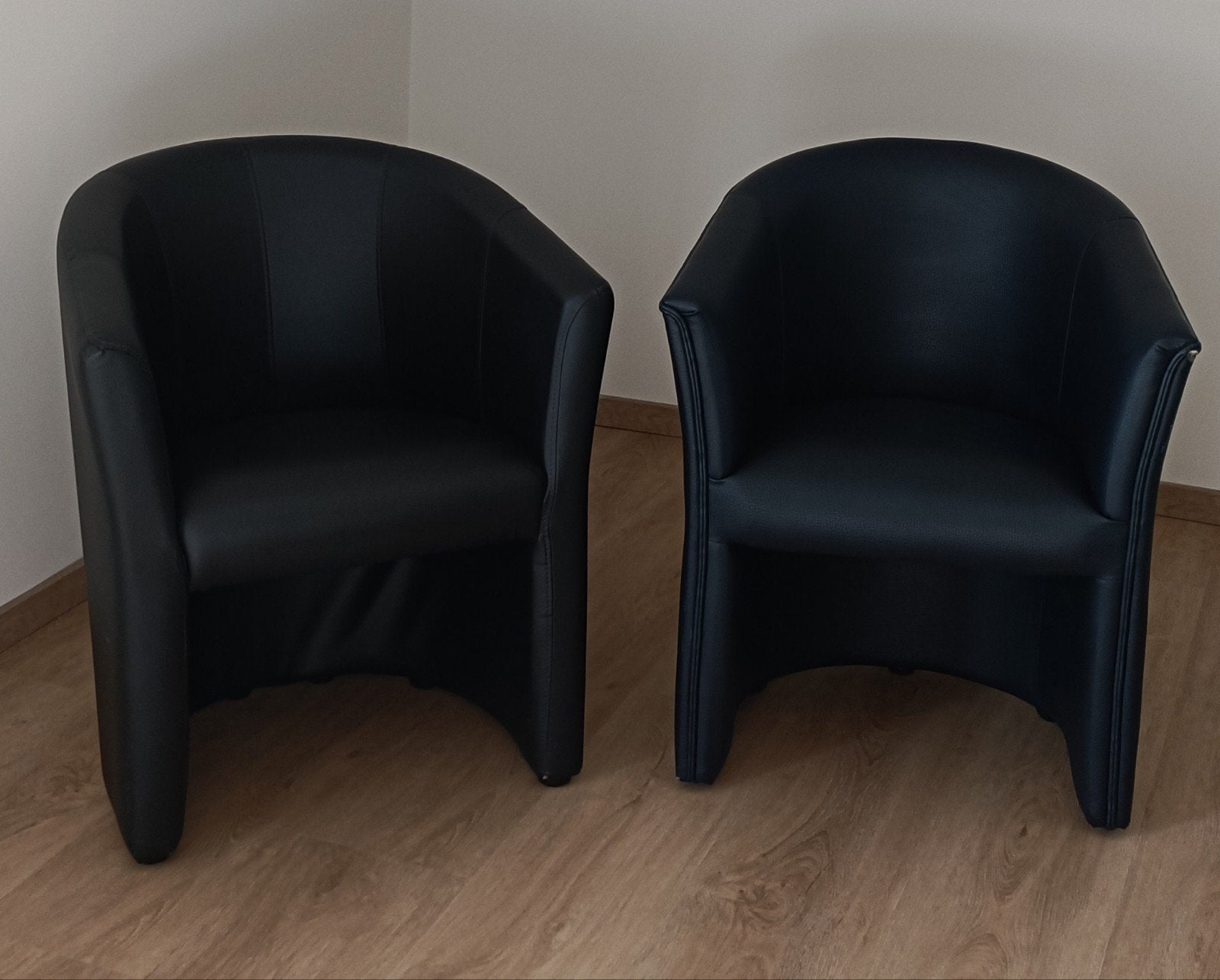 Twee zeteltjes - één blauw en één zwart, Ophalen