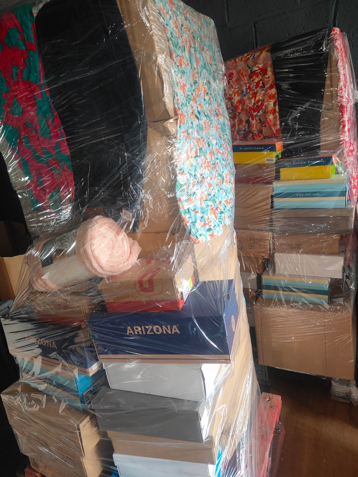 200 vêtements/chaussures 200€, Divers, Enlèvement, Neuf