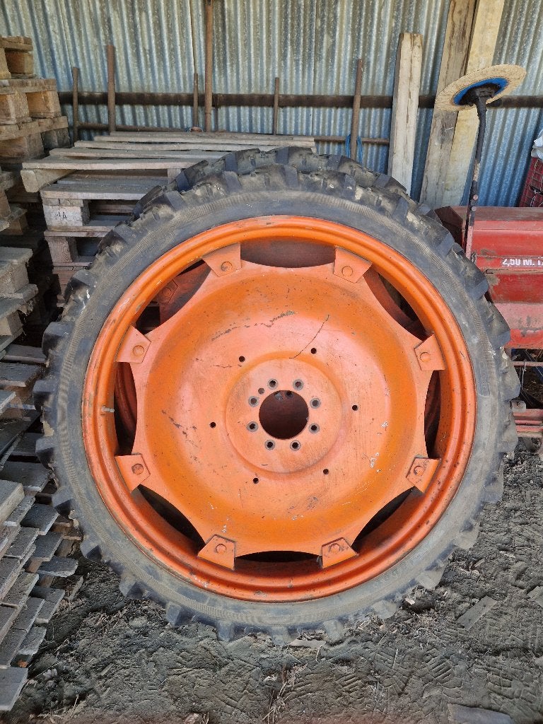 Twee smalle tractor banden (8.3 R44), Ophalen