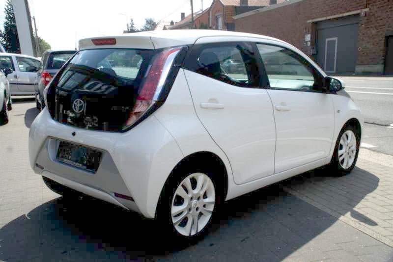 TOYOTA AYGO X AUTOMAAT 2016 1 JAAR GARANTIE, Auto's, 4 zetels, Stof, Bedrijf, Berline