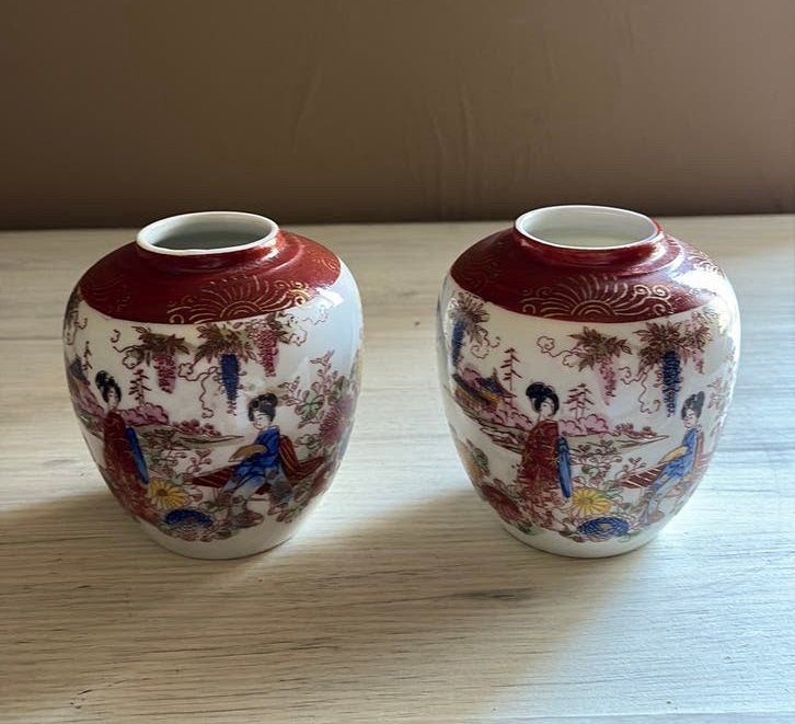 2 vases japonais Kutani — Geisha et pagode — H : 10,5 cm, Enlèvement ou Envoi