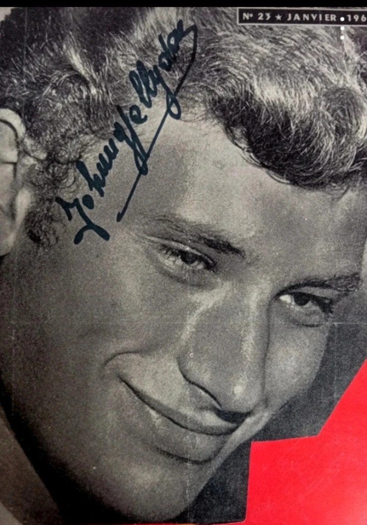 Johnny Hallyday. Photo signée. Revue .