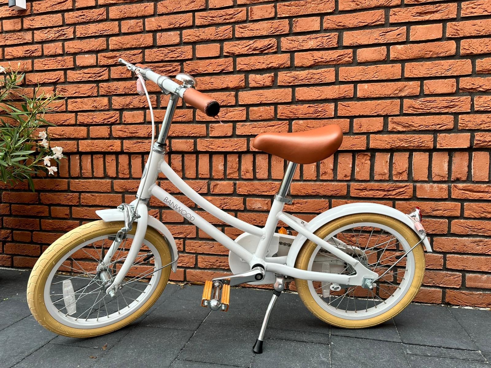 Banwood 16” Vintage meisjes fiets met helm, Ophalen, Gebruikt