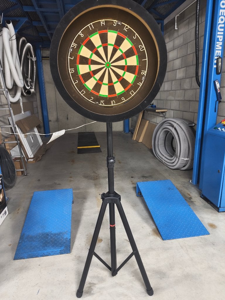 Dartsbord + statief + verlichting, Sport en Fitness, Darts, Ophalen, Zo goed als nieuw, Dartbord met pijlen