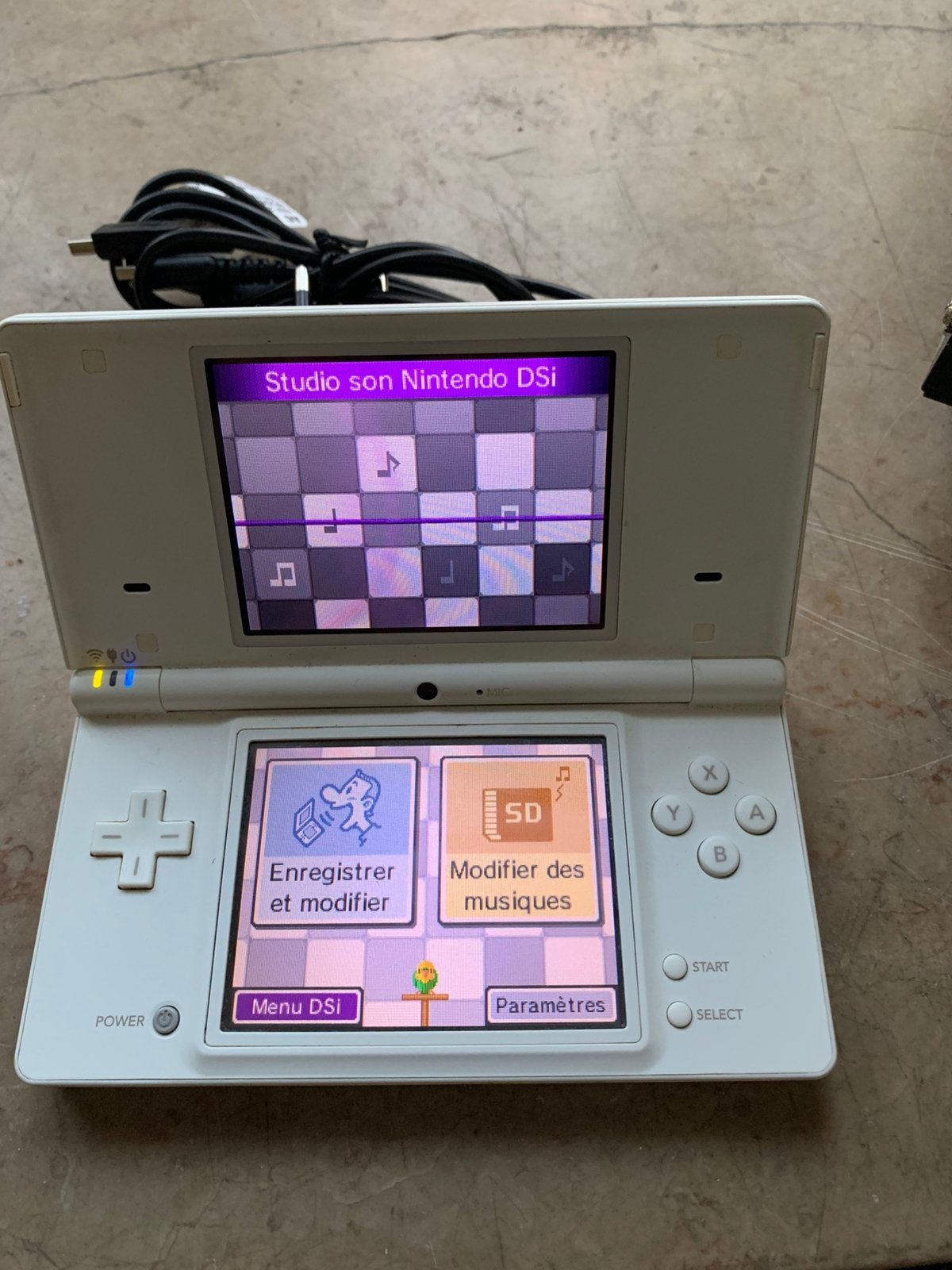 Je vends cette superbe console portable Nintendo DSi Blanche, Consoles de jeu & Jeux vidéo, Enlèvement, Comme neuf, Dsi
