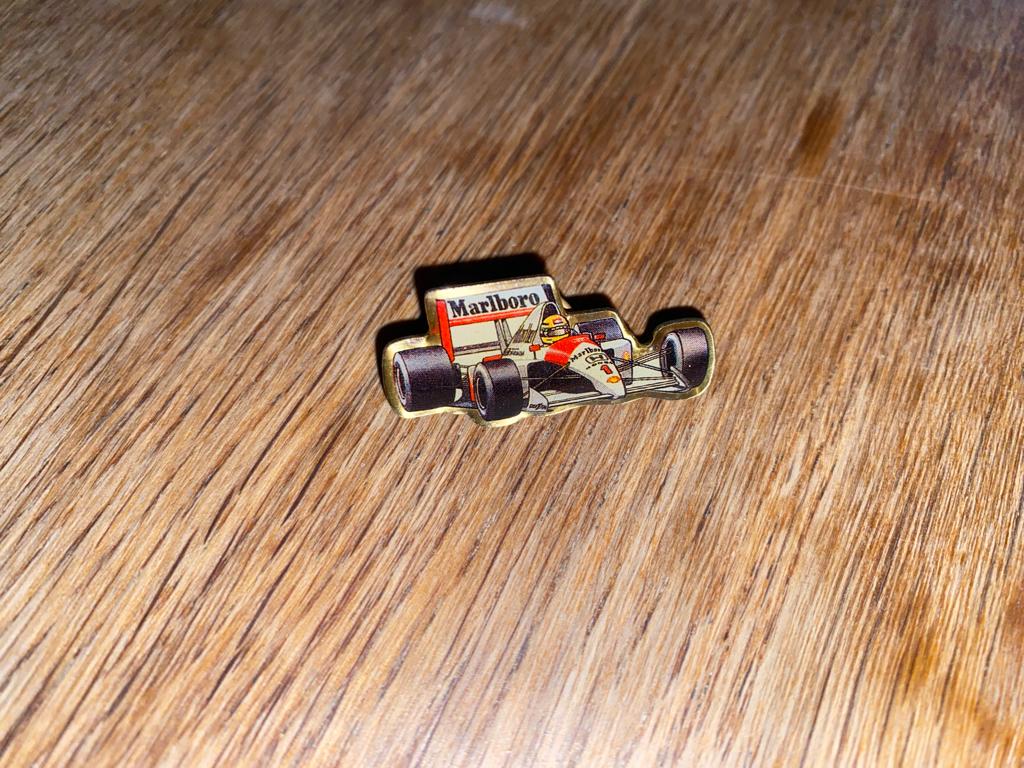 Pin's Marlboro F1 Formule 1 voiture Mc Laren Honda Senna, Envoi, Utilisé