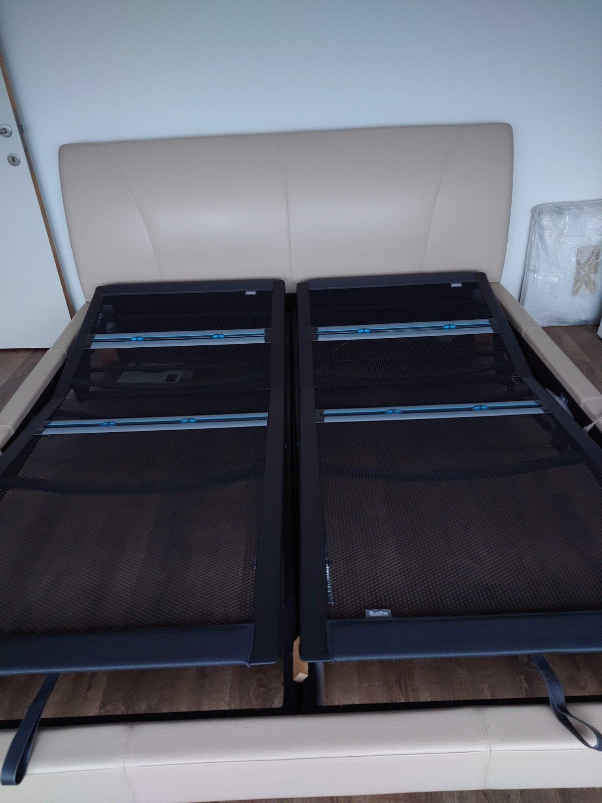 Lederen bed 180/200 in perfecte staat, Elektronische apparatuur, Zonnebanken en Gezichtsbruiners, Ophalen