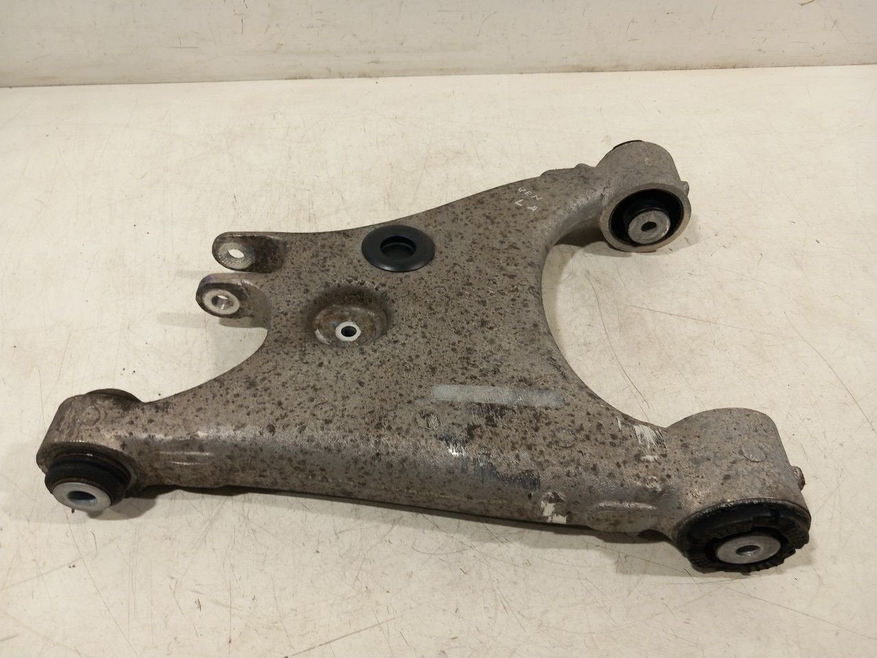 Draagarm links achter Tesla Model S, Onderdelen@venauto.nl, Van der Ven Autorecycling B.V., Gebruikt, Ettenseweg 76, 4706 PB Roosendaal, The Netherlands