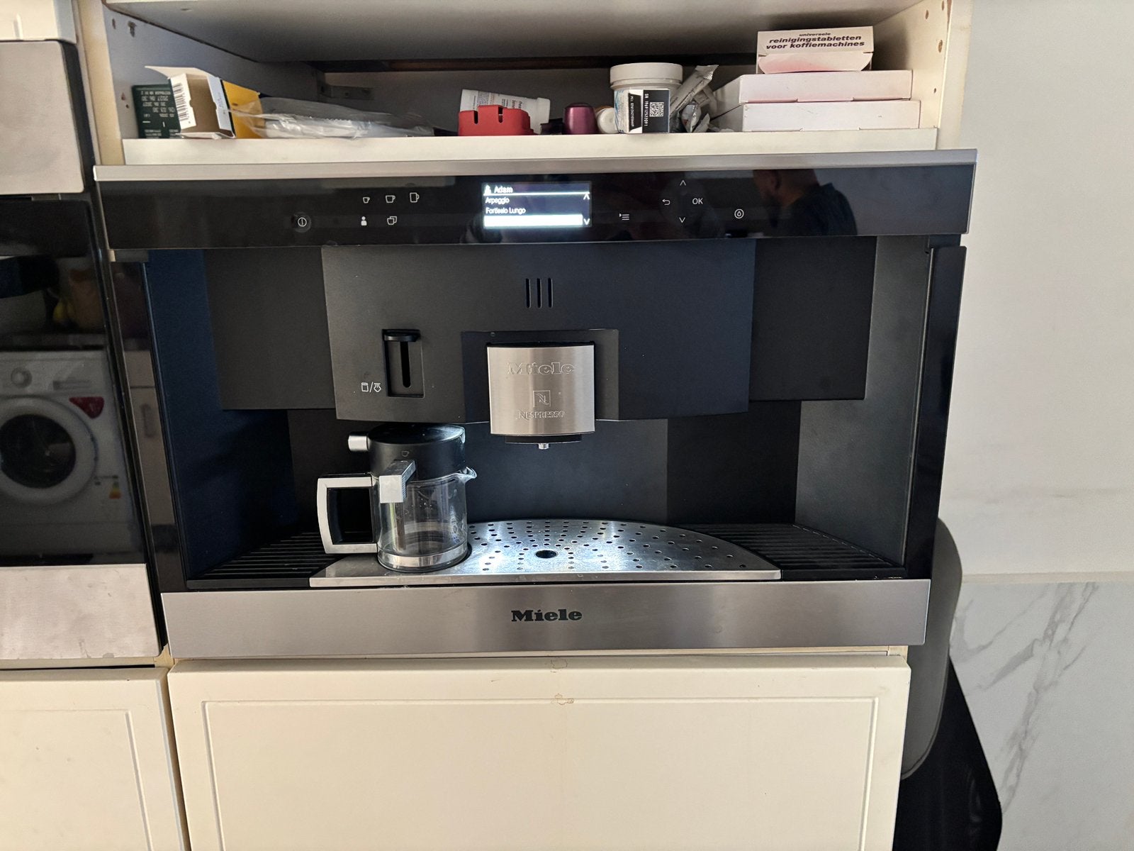 Miele CVA 6431 Système Nespresso, Electroménager, Cafetières, Comme neuf, Dosettes et capsules de café, Cafetière, 1 tasse, Réservoir d'eau amovible