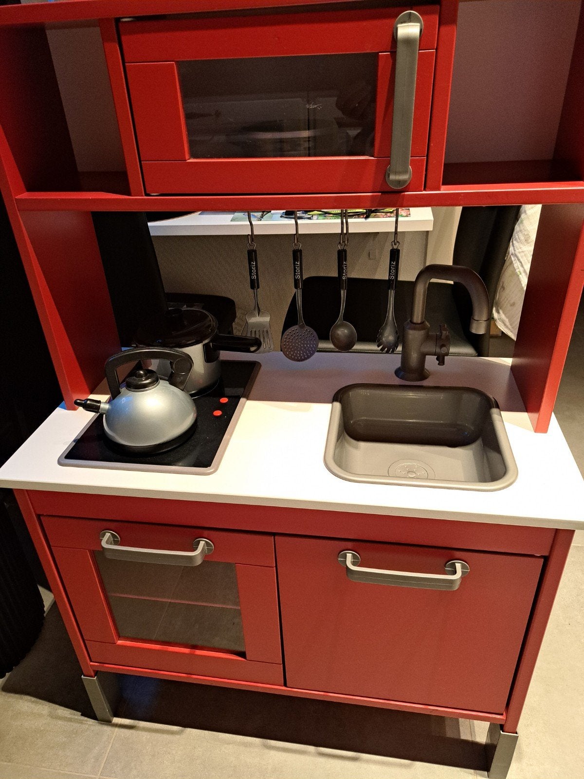 keuken met potten,pollepels en groenten en fruit, Ophalen