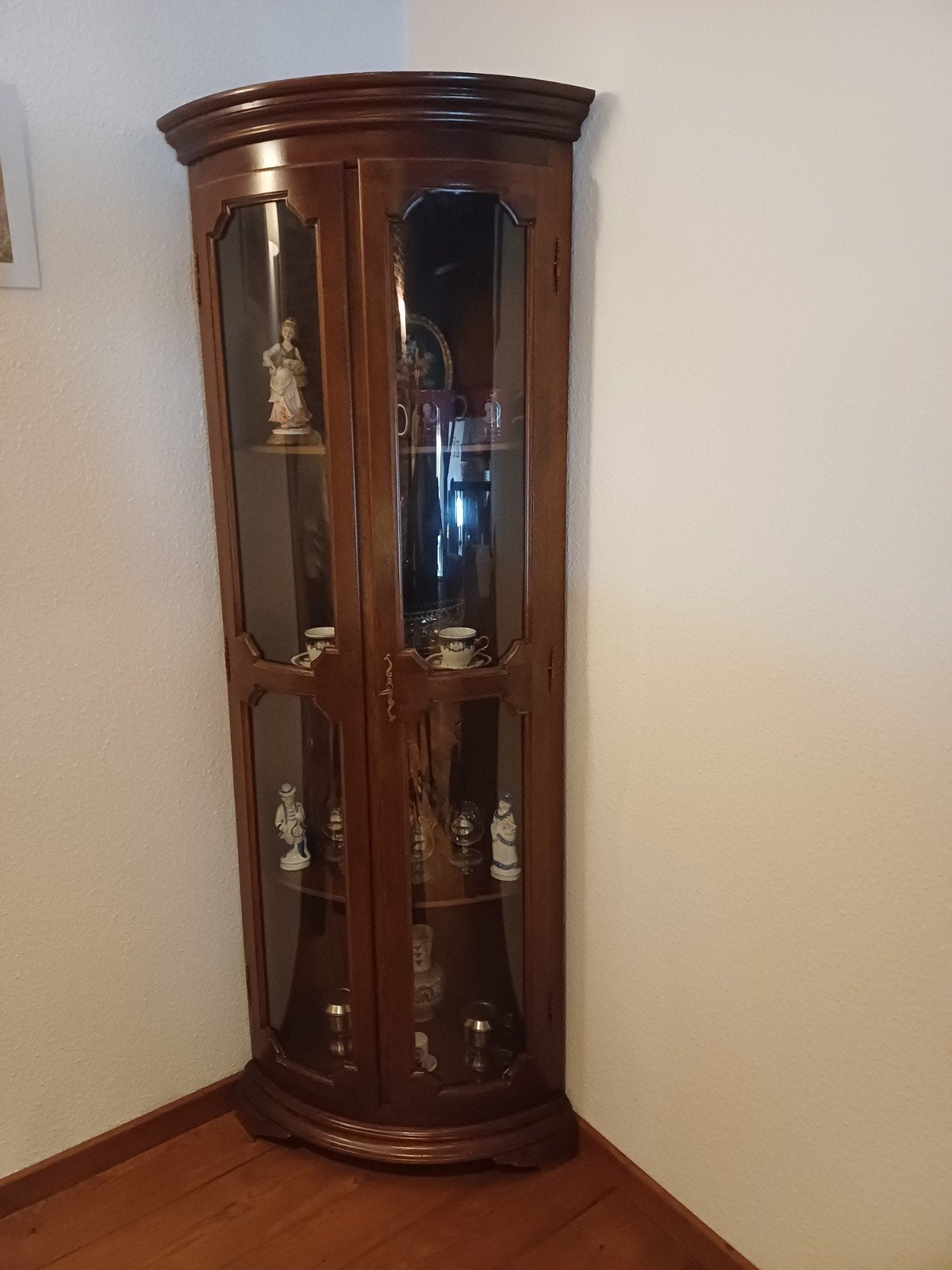 Vitrine hoekkast, Ophalen