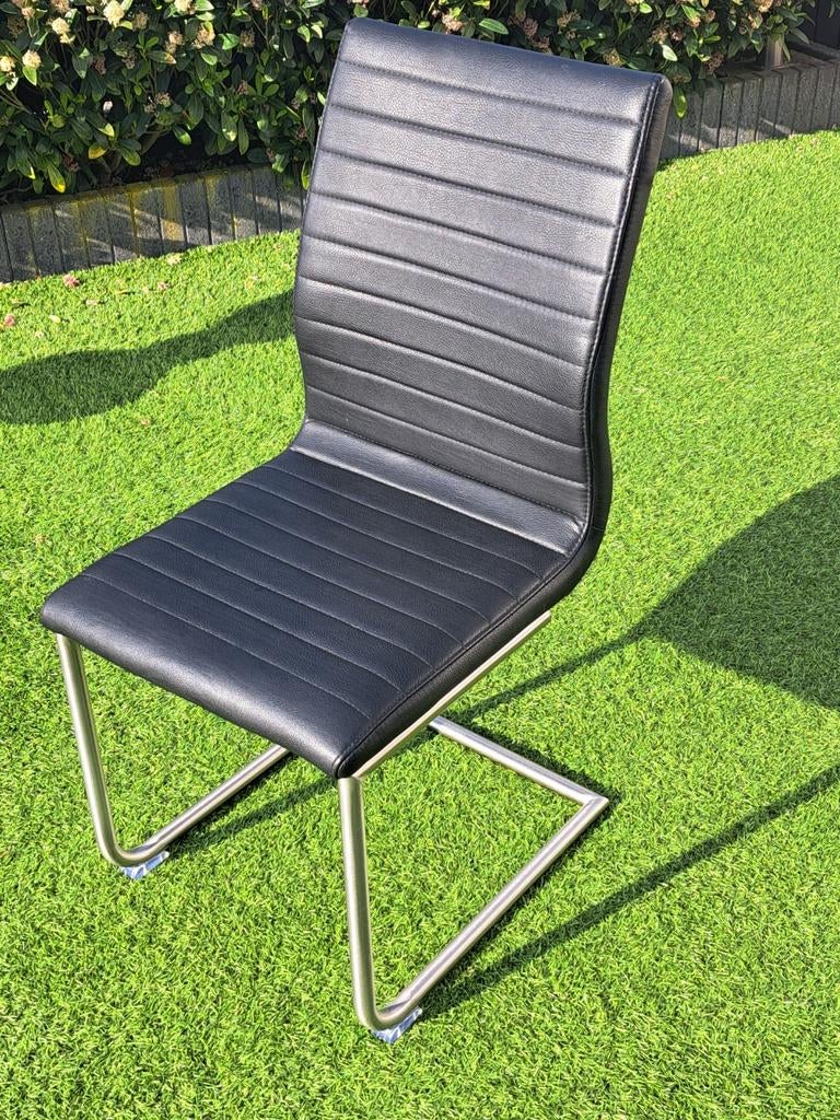 Stoelen in kunstleer met aluminium onderstel. Koopje!, Ophalen, Gebruikt, Zwart, Eerder modern of neutraal