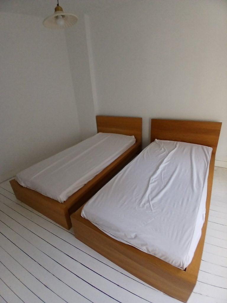 2 eenpersoonsbedden, Maison & Meubles, Chambre à coucher | Lits, Utilisé, Une personne, 90 cm, 200 cm, Bois, Crème, Enlèvement