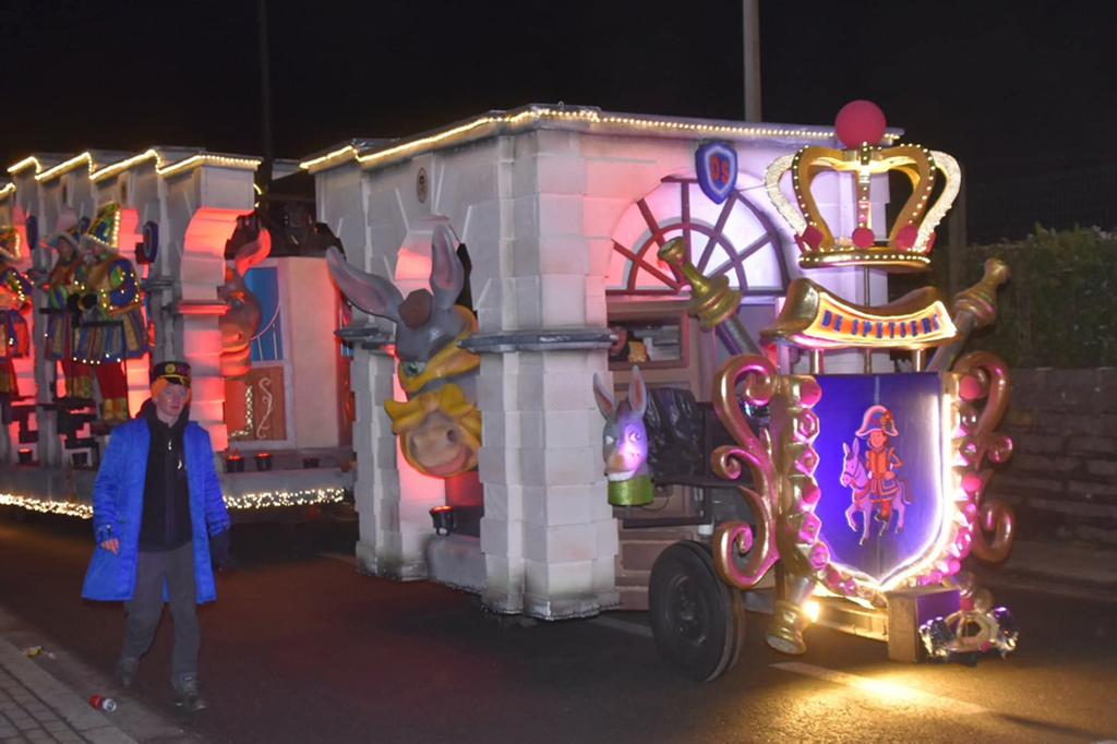 Carnavalwagen/praalwagen - cavalerie, Hobby en Vrije tijd, Ophalen
