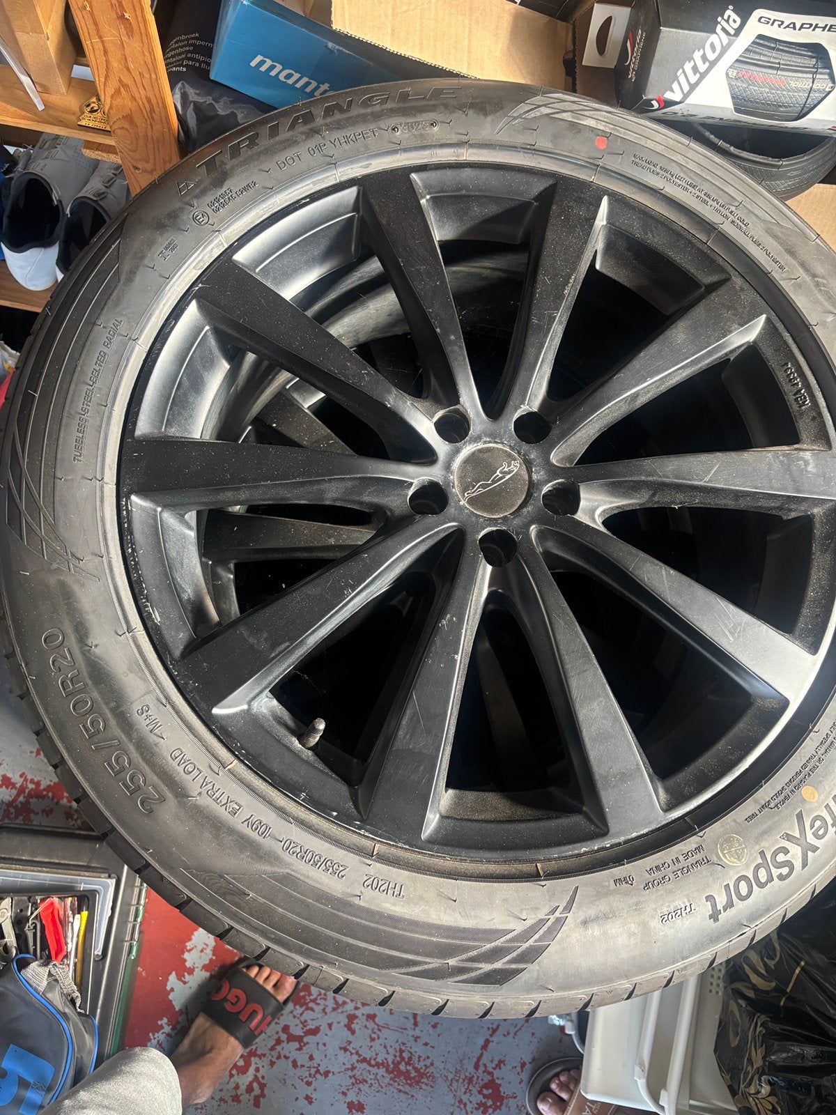 Gloednieuwe banden op velgen voor jaguar f-pace, Ophalen, Band(en)