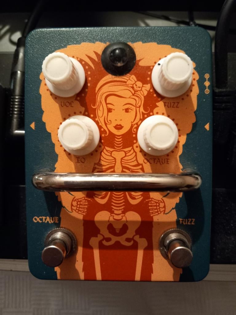 Orange furr coat fuzz pedal, Enlèvement