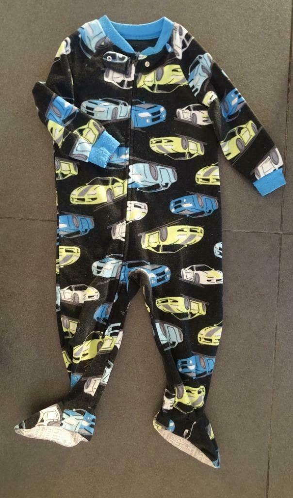 Warme onesie met auto's erop in maat 2 jaar, Kinderen en Baby's, Kinderkleding | Maat 92, Nacht- of Onderkleding, Gebruikt, Ophalen of Verzenden
