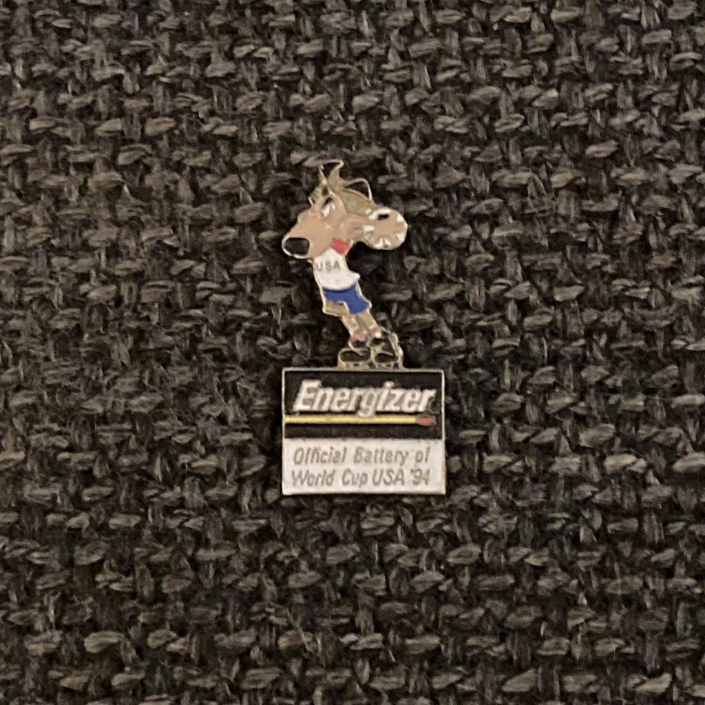 PIN - ENERGIZER - WORLD CUP FOOTBALL USA 1994 - VOETBAL, Verzenden, Gebruikt, Sport, Speldje of Pin