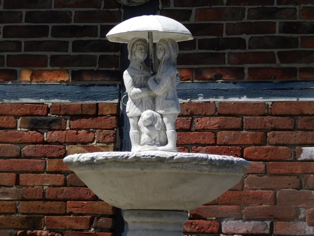 Tuinfontein met Kinderen en Hond onder Paraplu, Tuin en Terras, Ophalen of Verzenden, Fontein