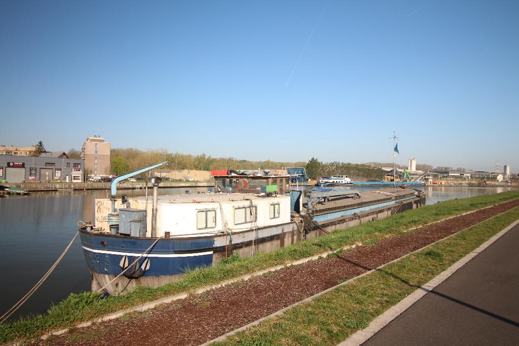 Péniche amménageable > 180m² avec certificat, 50 ch ou plus, 12 mètres ou plus, Diesel, Acier