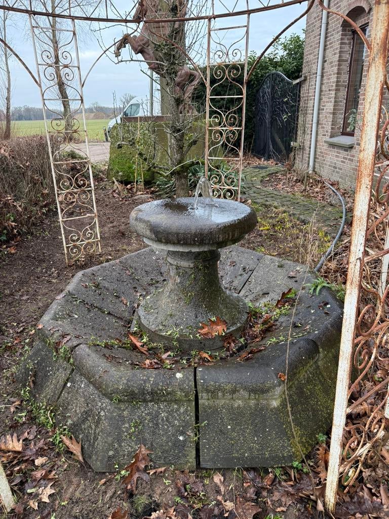 Fontaine monumentale en pierre naturelle à l'aspect ancien, Enlèvement, Comme neuf, Fontaine