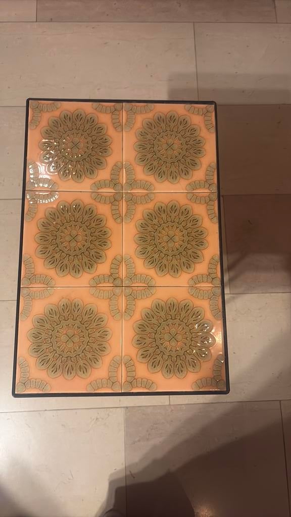 Vintage bijzettafel met krantenbak en tegelblad, Huis en Inrichting, Ophalen, Zo goed als nieuw