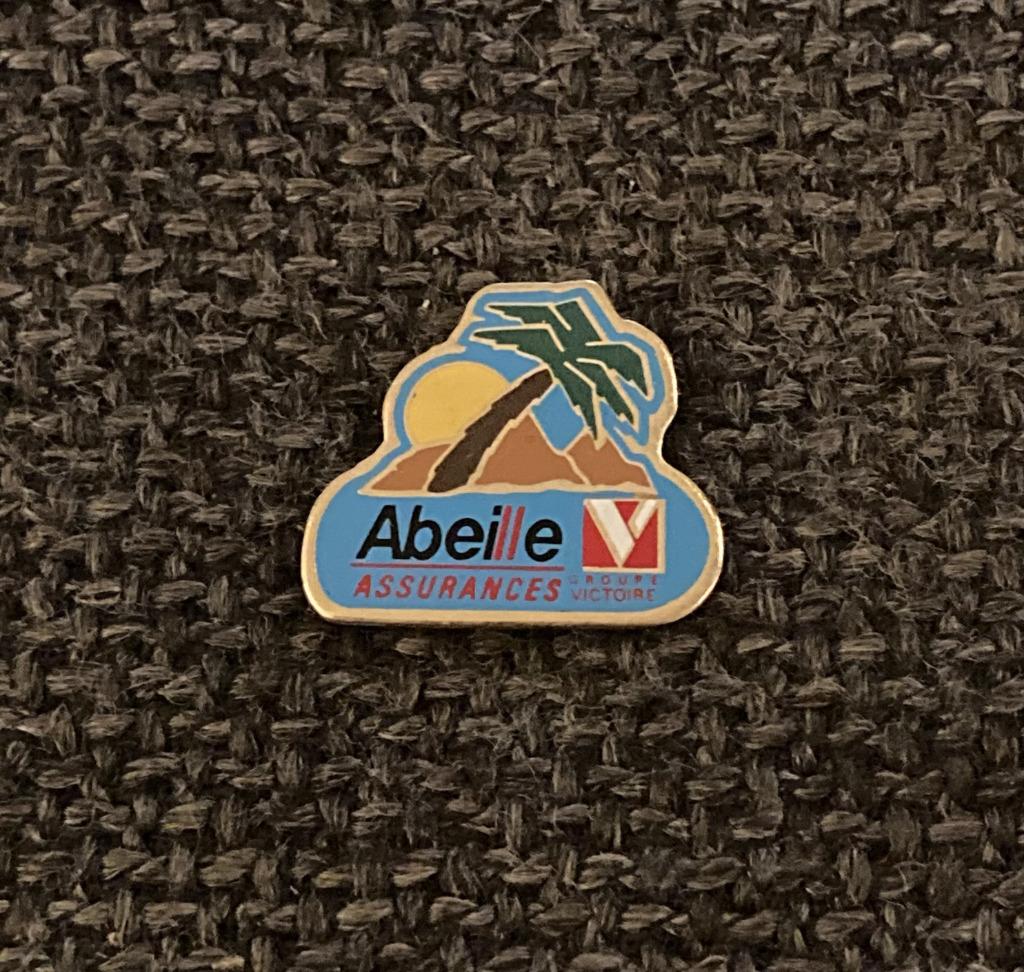 PIN - ABEILLE ASSURANCES - GROUPE VICTOIRE - VERZEKERINGEN, Collections, Envoi, Utilisé, Autres sujets/thèmes, Insigne ou Pin's