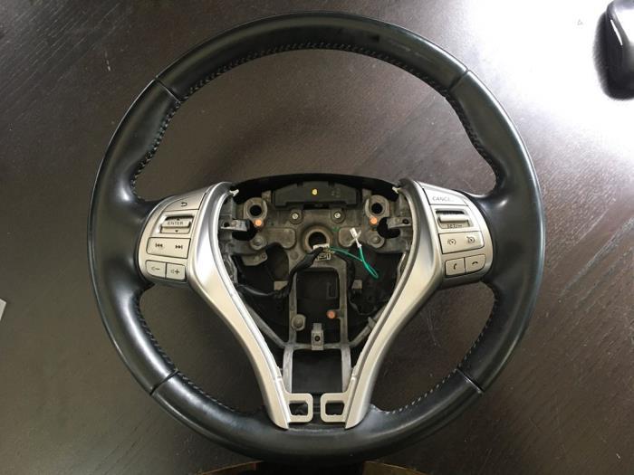 Volant d'un Nissan Qashqai, -, 3 mois de garantie, Utilisé, -