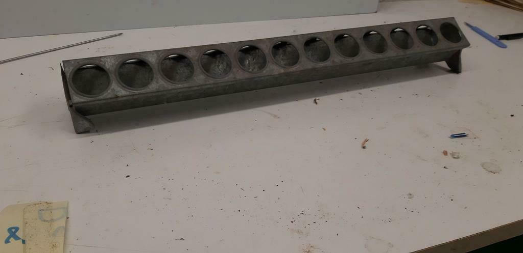 Mangeoire à poussins en fer, Enlèvement ou Envoi, Comme neuf