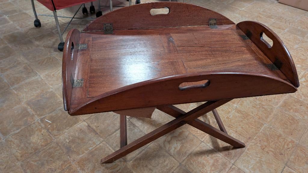 Table de majordome en acajou, Enlèvement