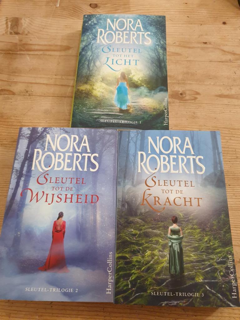 Nora Roberts x 3 - Sleutel tot het licht / wijsheid / kracht, Boeken, Literatuur, Gelezen, Ophalen of Verzenden