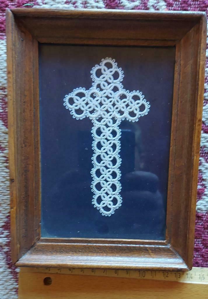 Bobines de dentelle croisées dans un cadre en bois, Hobby & Loisirs créatifs, Dentelle, Enlèvement ou Envoi, Comme neuf