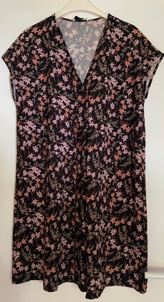 Robe fleurie à manches courtes, Neuf, Mango, Enlèvement ou Envoi, Longueur genou