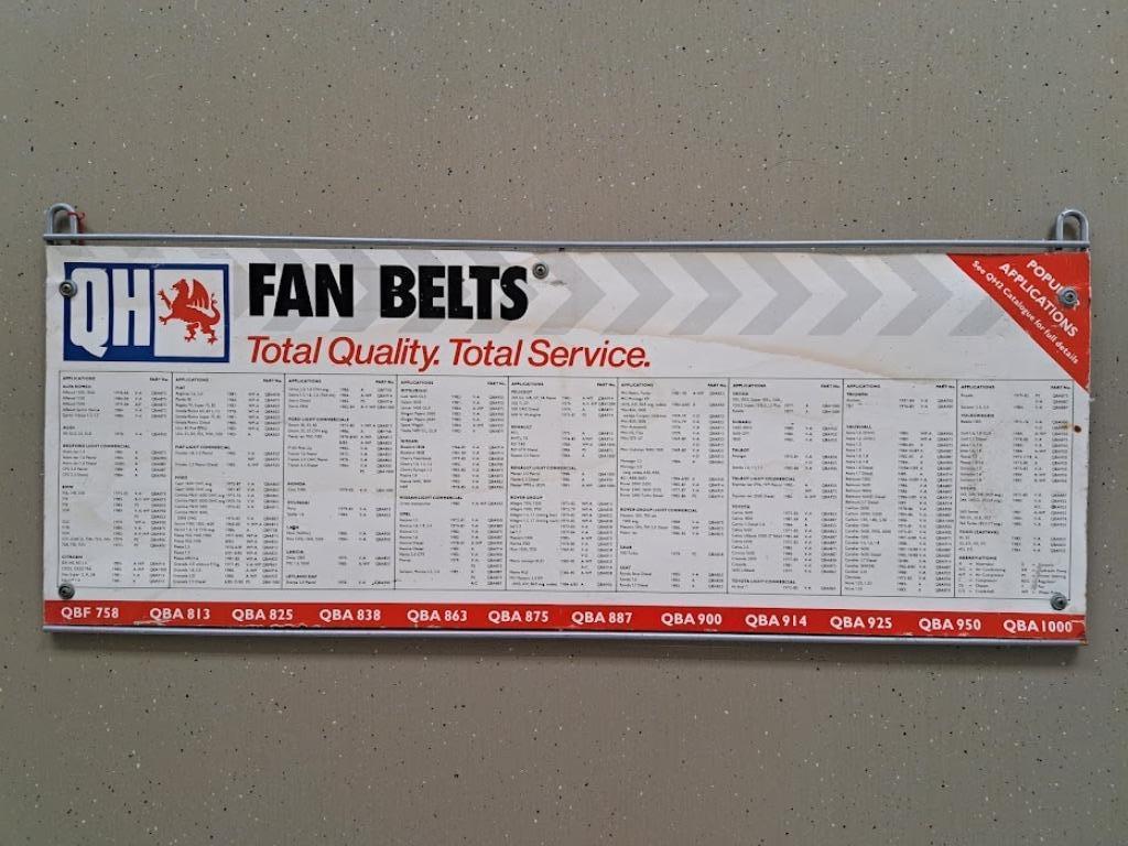 Vintage Kartonnen plaat in metalen frame - QH Fan Belts, Ophalen, Zo goed als nieuw, Reclamebord